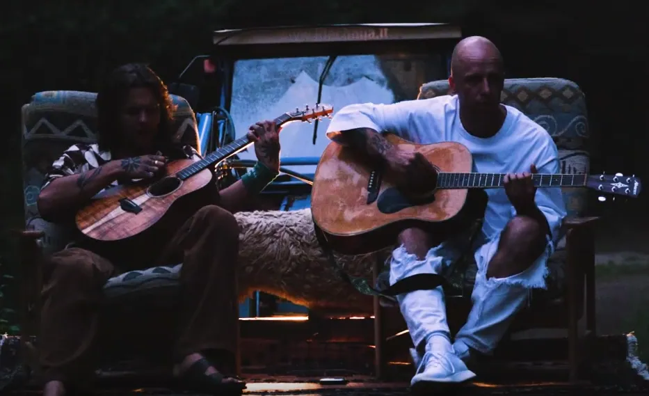 Giedrius groja gitara Karma Camp